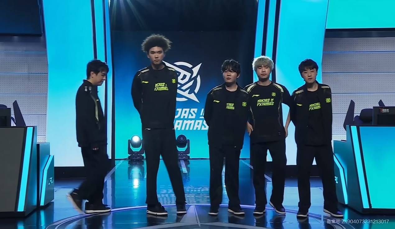 乐鱼体育平台Rookie在RNG比赛中出色发挥,反败为胜引发热议!