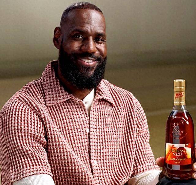 包含今晚夏洛特黄蜂调整名单以备法甲；豪取连胜环节打磨；球迷炸锅；赛季目标并未改变的词条